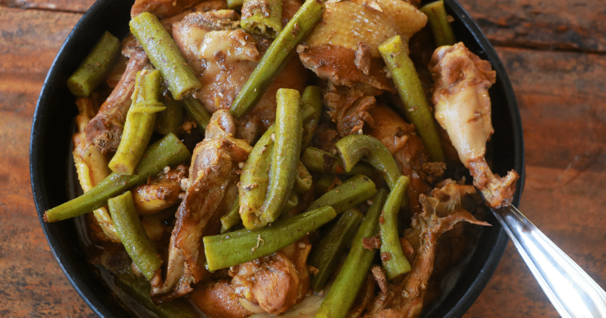 Frango caipira com quiabo: aprenda a fazer essa receita tradicional da culinária mineira