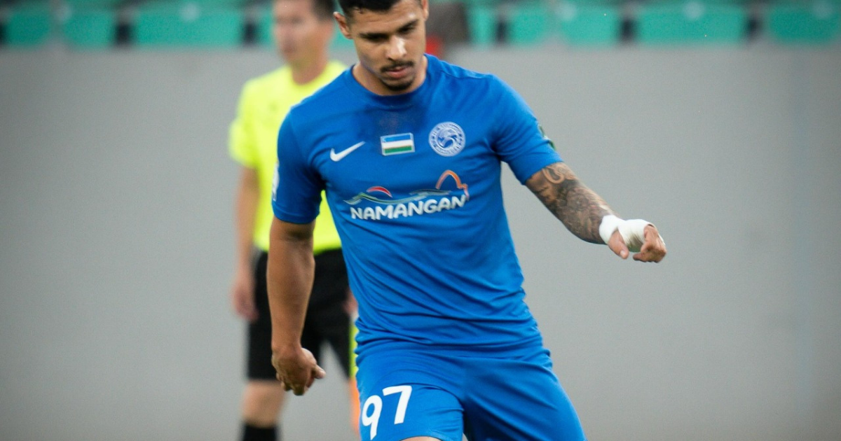 Ex-Santos e Atlético-MG, Alex Fernandes brilha na briga pelo título uzbeque