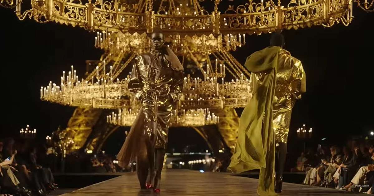 YSL ilumina Paris de dourado com coleção desfilada diante da Torre Eiffel na despedida do estilista Anthony Vaccarello