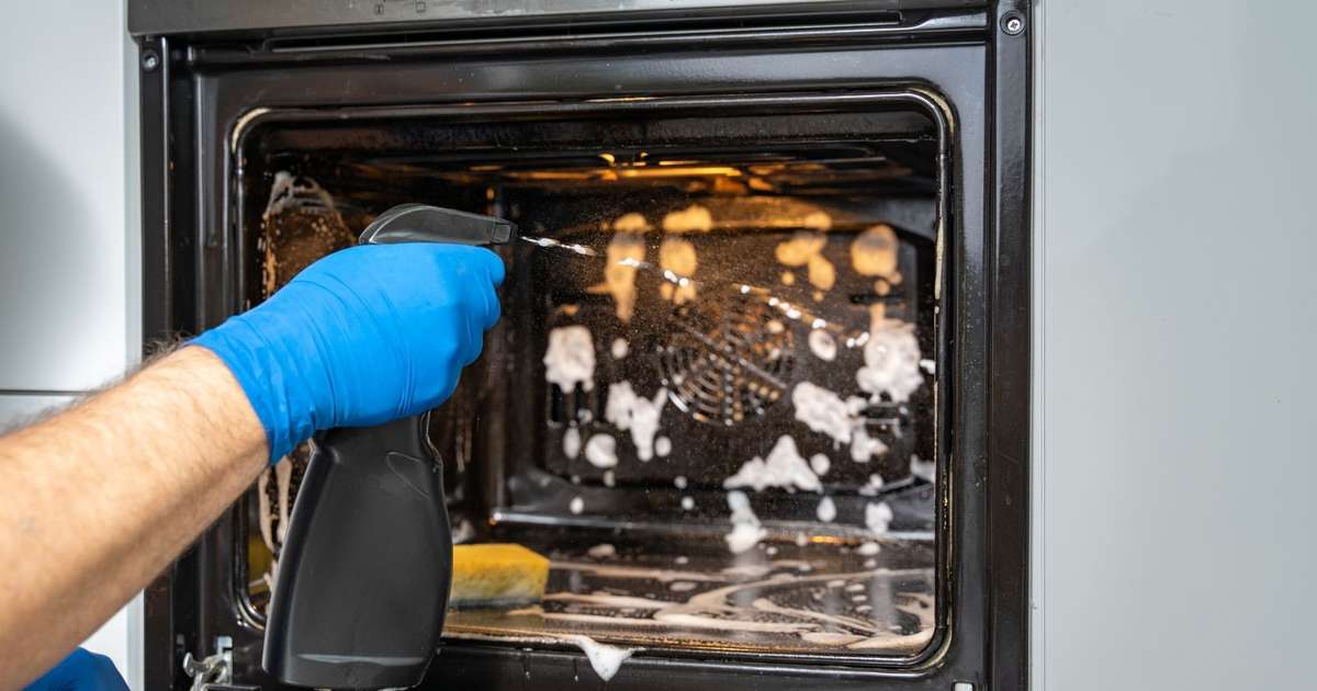 Gordura no fundo do forno? Estes truques caseiros ajudam a limpar
