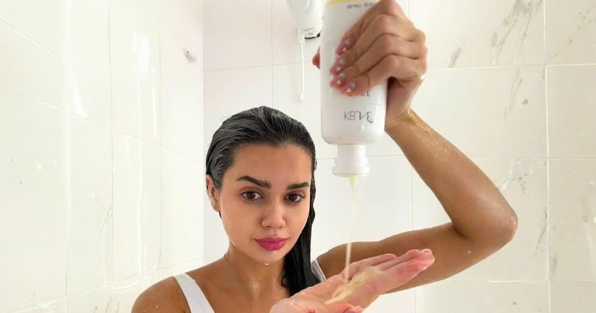 Brenda Tello, dermatologista, sobre o couro cabeludo: 'A pele dessa região, assim como a de outras partes do corpo, está exposta à poluição, a resíduos de produtos e à nossa própria oleosidade... por isso, é preciso fazer uma limpeza mais frequente'