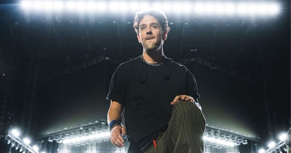 Colin Brittain, do Linkin Park, toca 'Óculos', do Paralamas, na bateria; veja