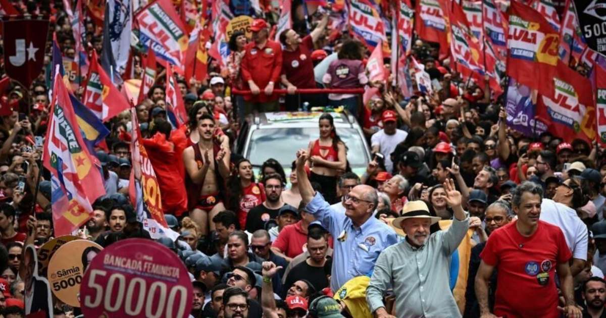 Dois Brasis distintos vão às ruas no último dia de campanha; pesquisas confirmam país fraturado