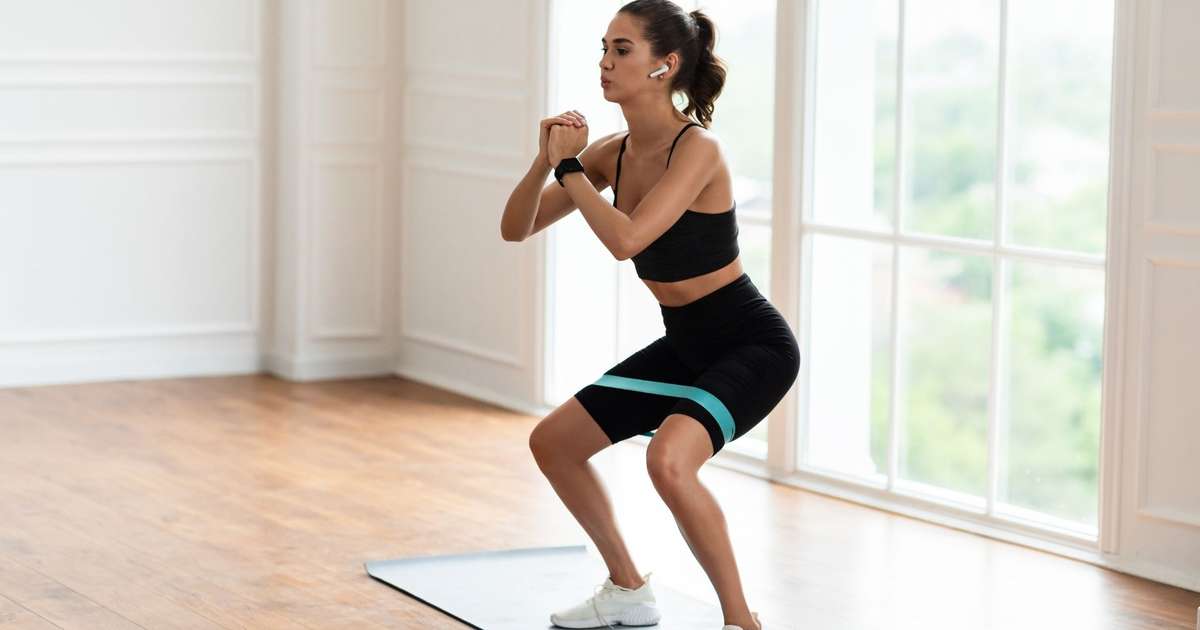 Mini bands: 5 exercícios com elásticos para adicionar nos treinos