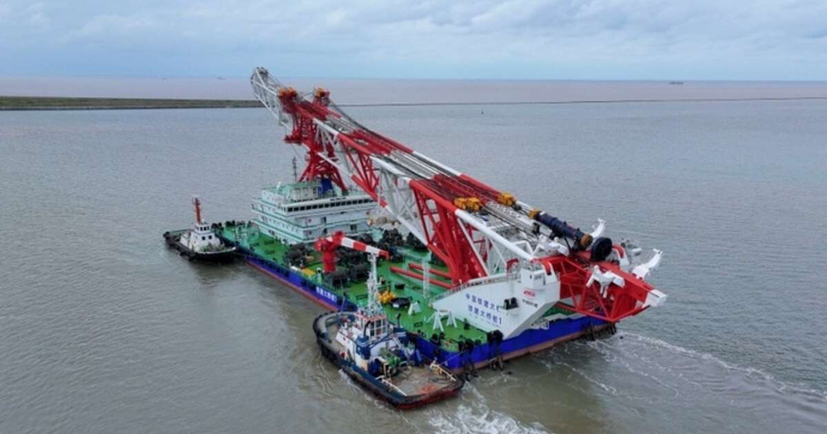 Maior navio bate-estacas do mundo sai da China para obra na Bahia