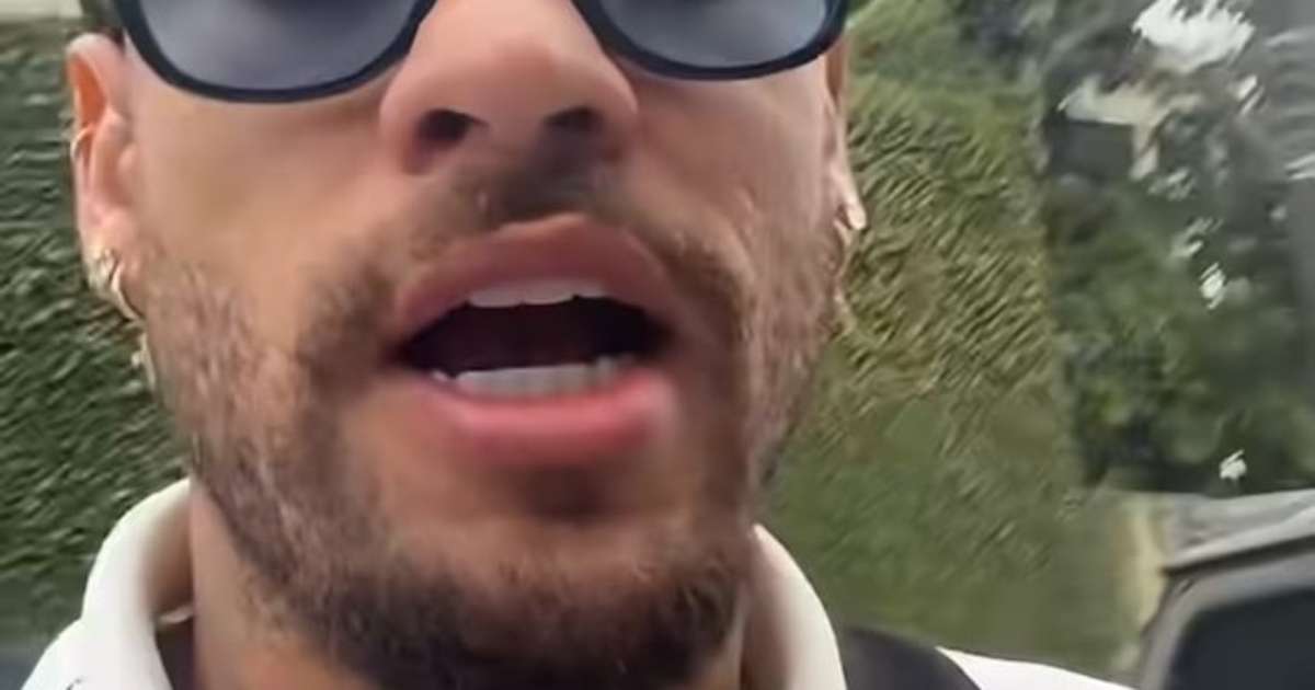 Neymar vota com a camisa do Santos e é cercado por fãs; assista
