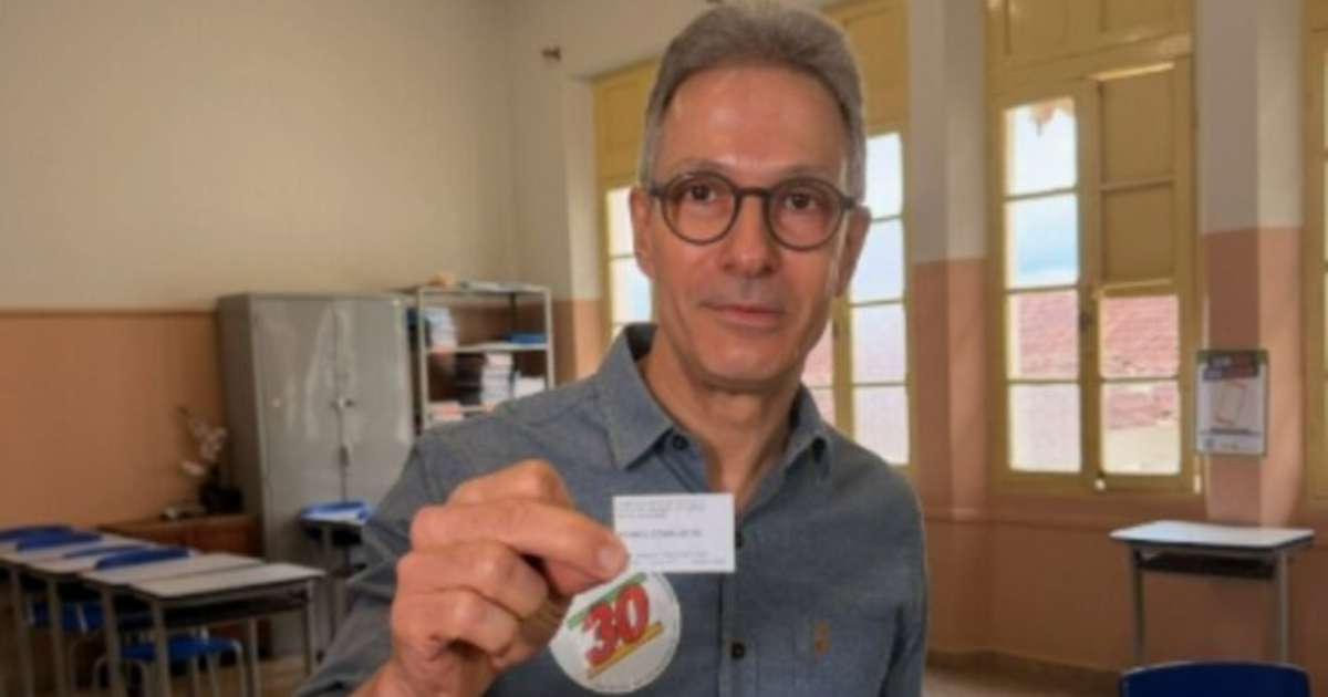 Justiça Eleitoral vai apurar uso de celular por Romeu Zema na cabine de votação