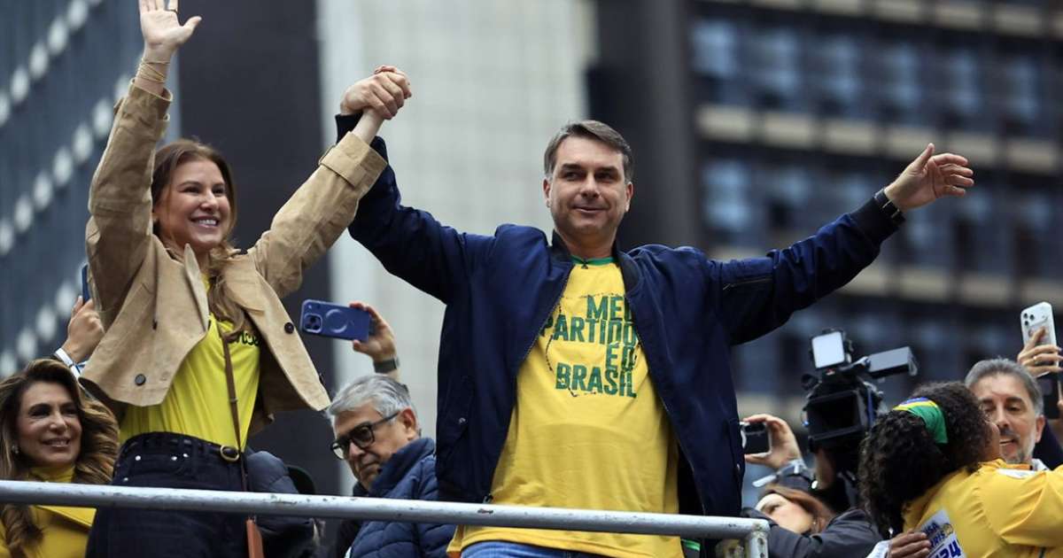 Flávio Bolsonaro larga na frente de Lula e ADRs avançam no exterior
