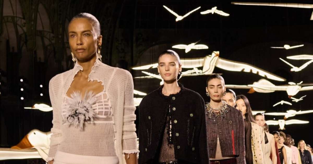 Com Dua Lipa e Nicole Kidman na plateia, Matthieu Blazy voa para o futuro levando o legado de Coco Chanel