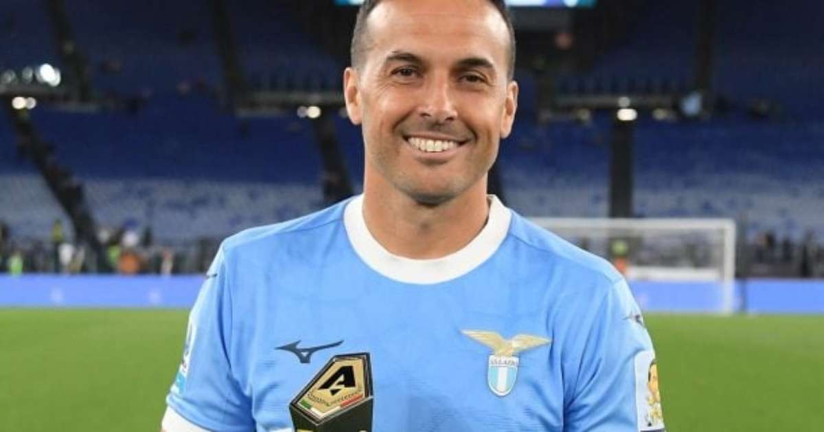 Ídolo do Barcelona e campeão do mundo, atacante se aposenta aos 39 anos