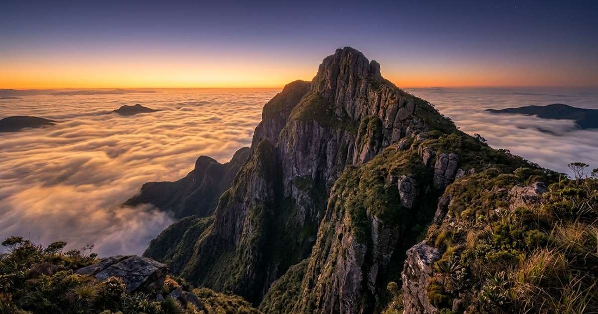 Cinco dos dez picos mais altos do Brasil em uma área de 31,8 mil hectares: o parque entre Minas Gerais e Espírito Santo onde o Pico da Bandeira alcança 2.892 metros de altitude