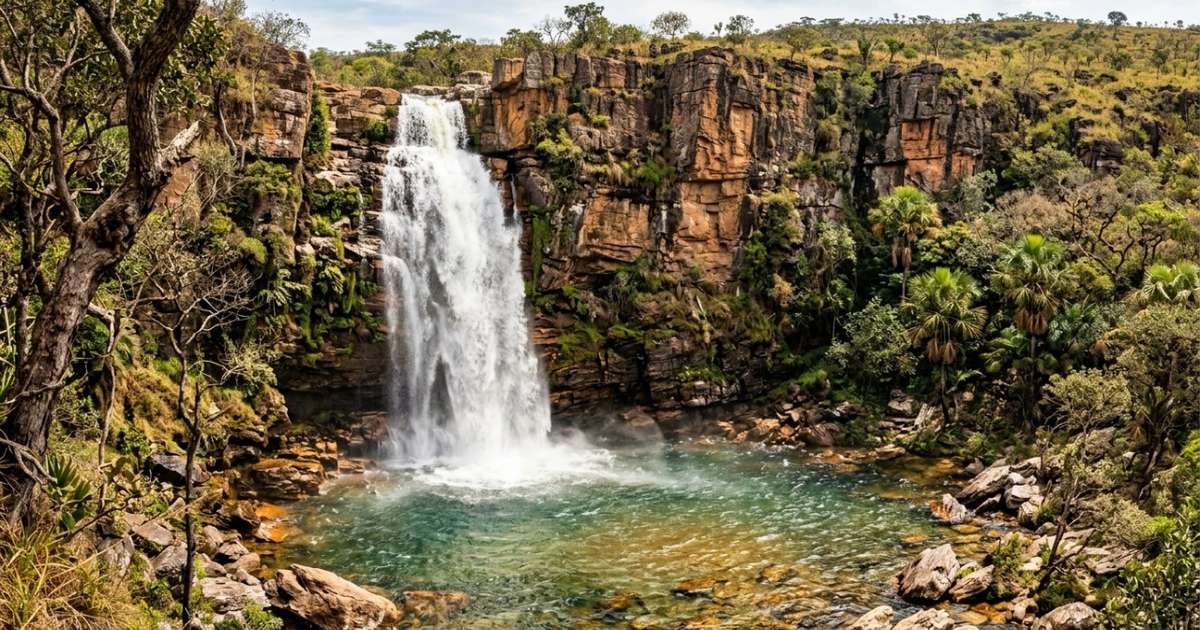 Uma cachoeira de 186 metros marca a primeira grande queda do rio São Francisco: o parque mineiro de Cerrado que protege nascentes de três bacias e reúne chapadões, vales e piscinas naturais