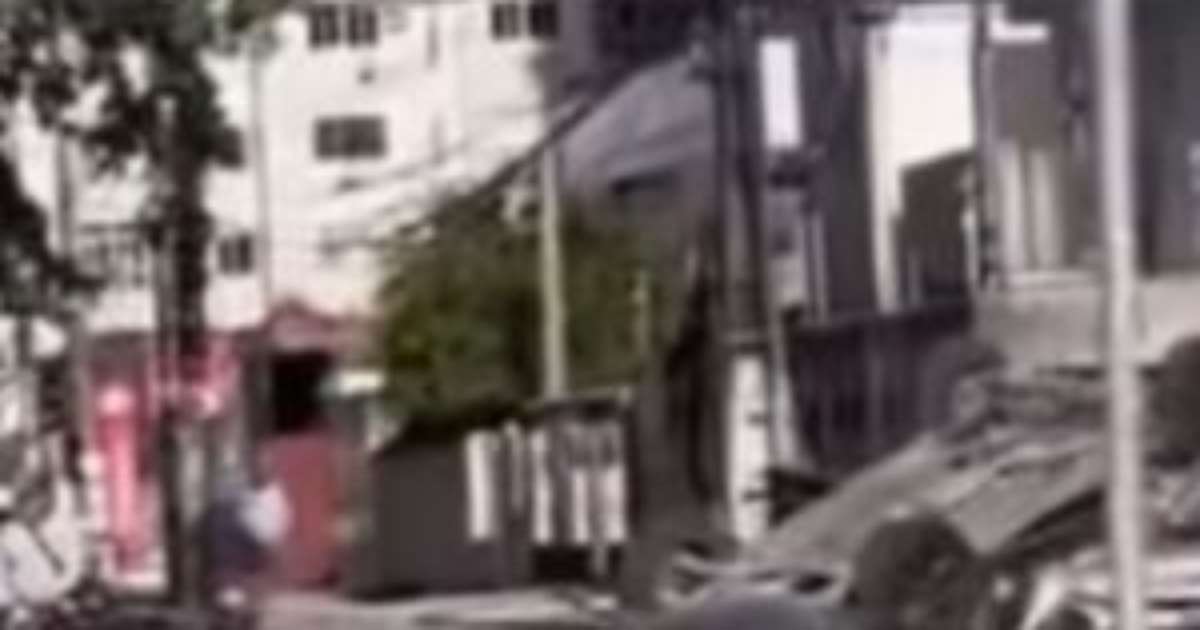 Colisão em Candeias faz carro capotar e complica trânsito em Jaboatão