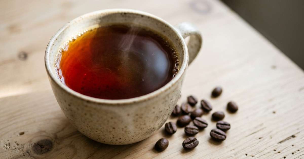 O café passado não depende apenas da água bem quente: estudos mostram por que extração e concentração podem importar mais que alguns graus de diferença