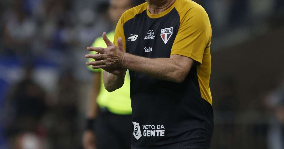 Dorival reconhece momento difícil e confirma retorno de Lucas