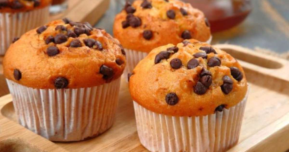 Muffin de banana com gotas de chocolate e aveia: fácil, macio e saboroso