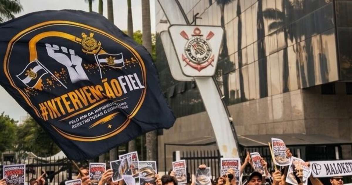 Torcedores do Corinthians protestam em frente no Parque São Jorge e pedem 'intervenção judicial já'