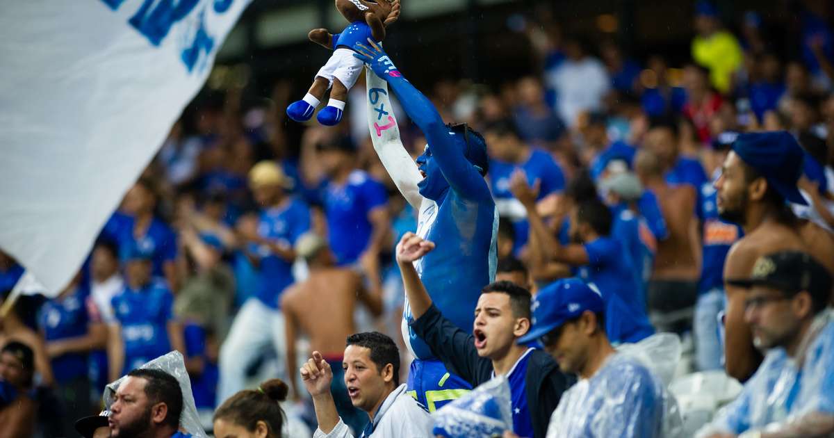 Cruzeiro emite nota oficial após protestos da torcida no aeroporto
