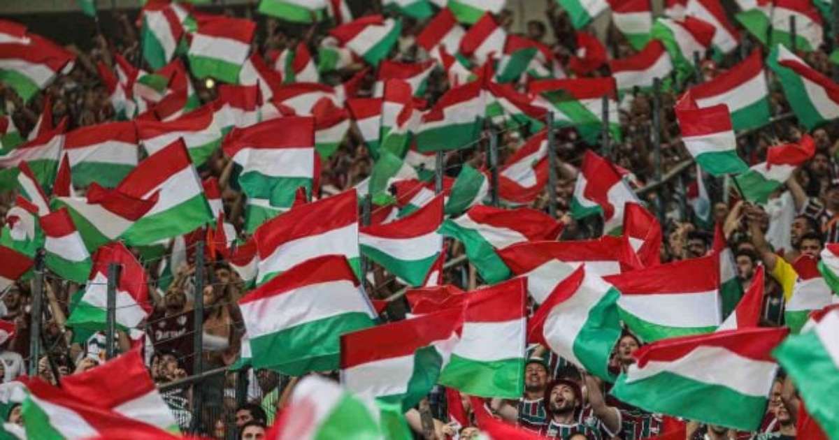 Torcida do Fluminense prepara festa com bandeiras no Maracanã