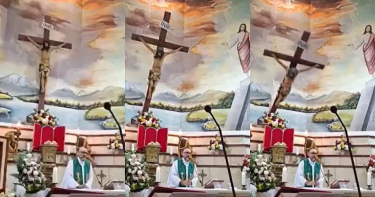 Padre morre após ser atingido por cruz em missa transmitida ao vivo