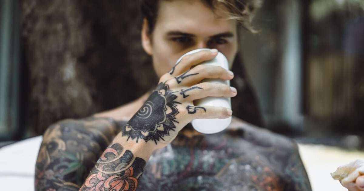 Tatuagens invisíveis que aparecem quando você quer: é assim que funciona a PhotoTat, a tinta fotocrômica ideal para entrevistas de emprego e visitas à sua avó