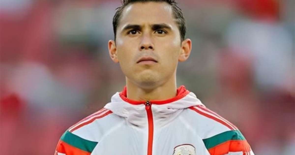 Ex-lateral da seleção mexicana capota carro e precisa de resgate