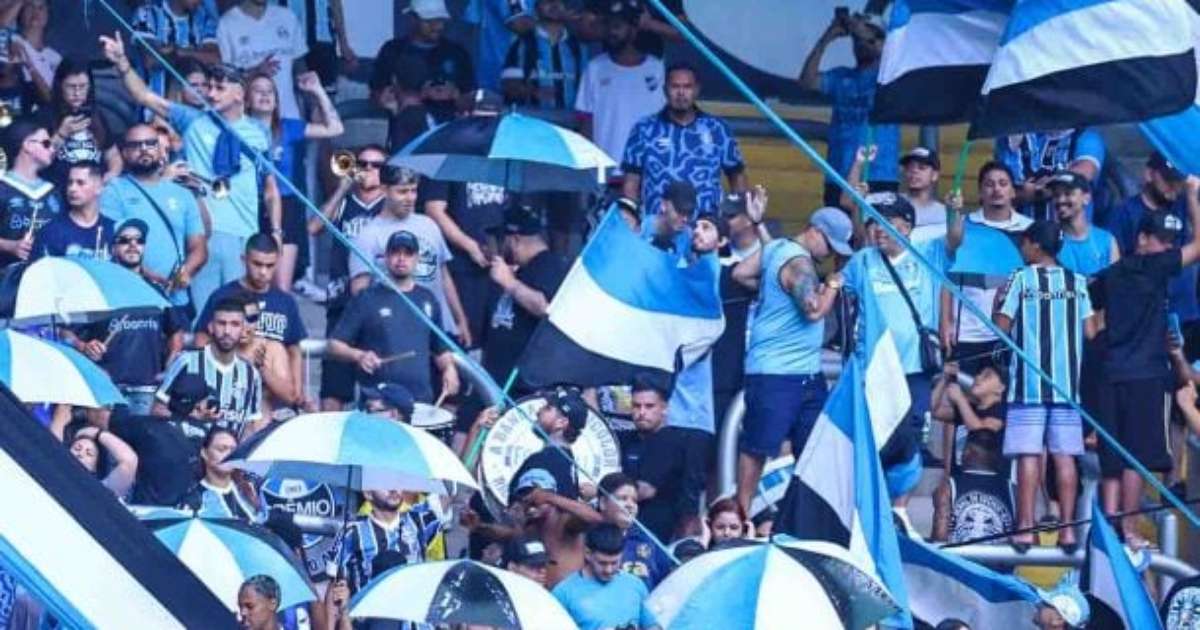 Torcedores do Grêmio estendem faixas de protesto: "Omissão e palanque"