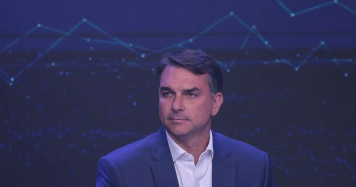 Flávio Bolsonaro apaga posts em que criticava Bolsa Família e chamava benefício de 'bolsa-farelo'