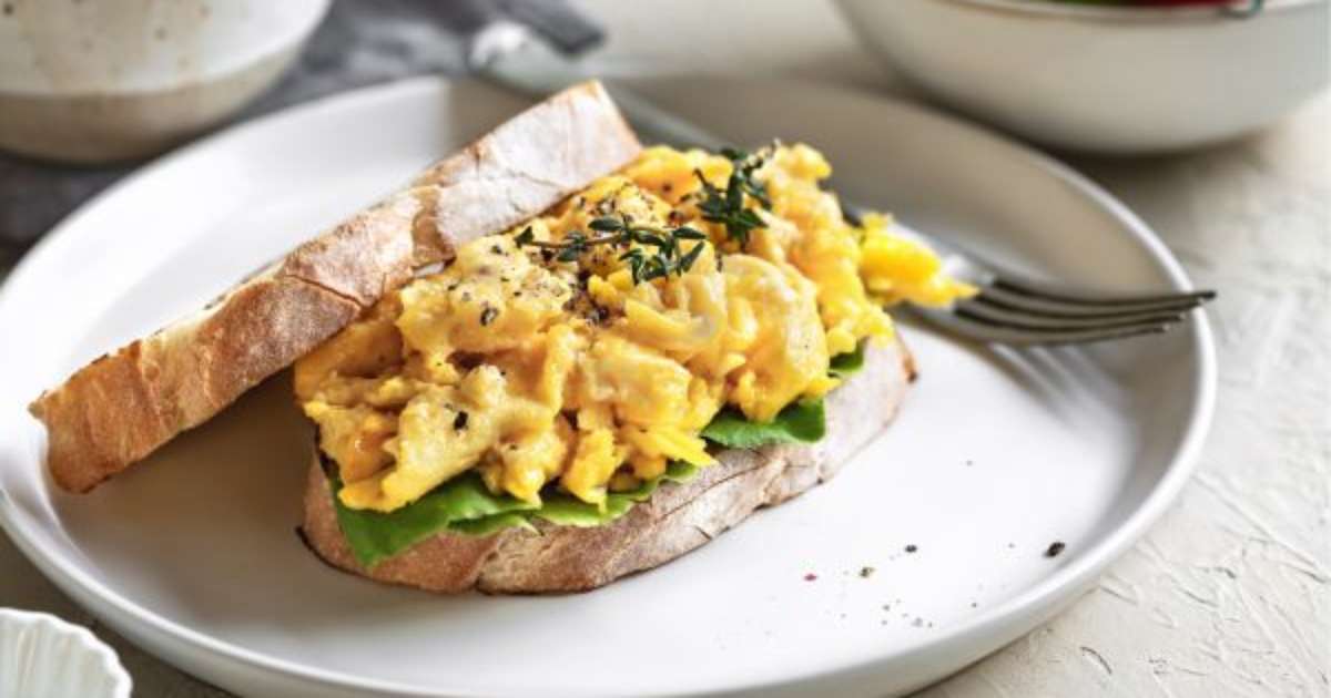 Ovos mexidos cremosos iguais aos de hotel: receita fácil para o café da manhã