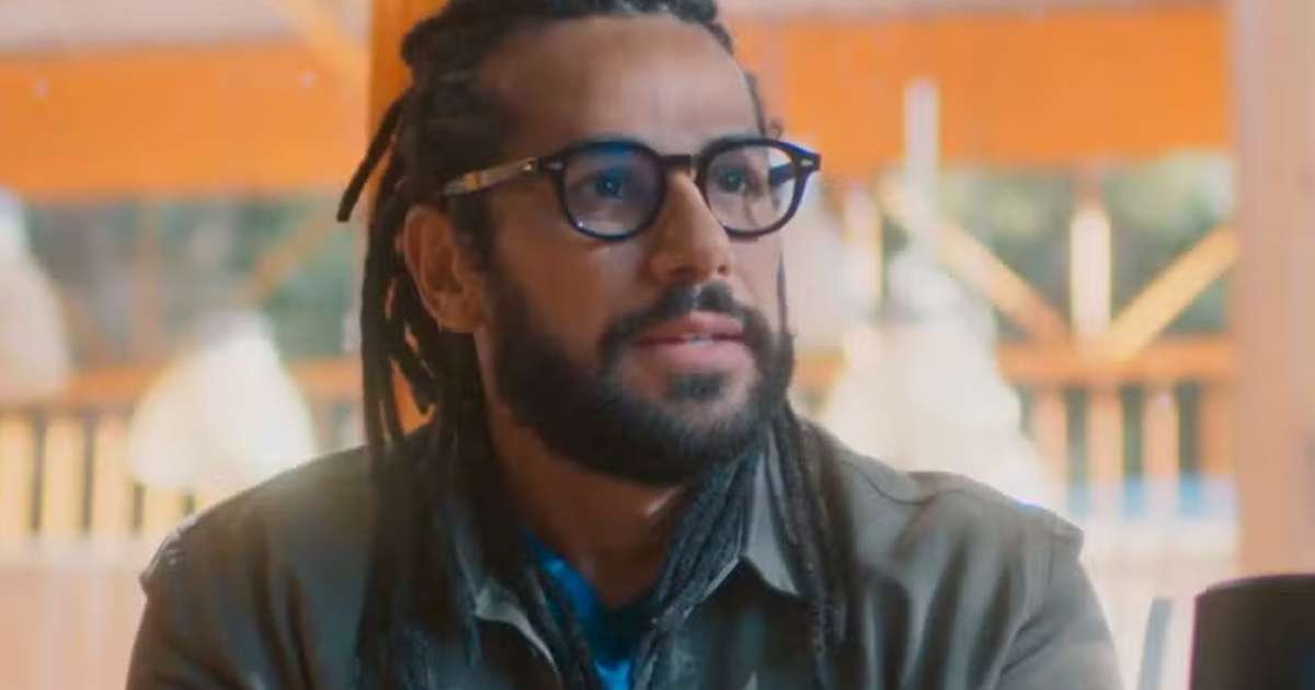 Ator de 'Por Você', Amaury Lorenzo lamenta avanço da surdez: 'Completamente surdo'