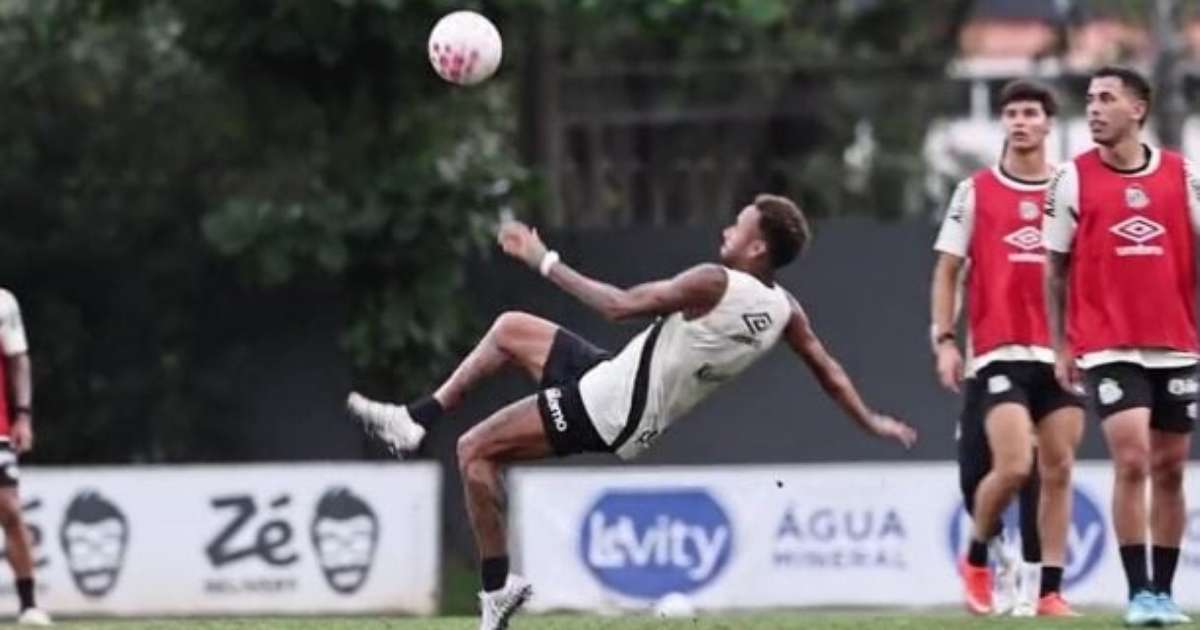 Neymar homenageia Pelé com gol de bicicleta em treino do Santos