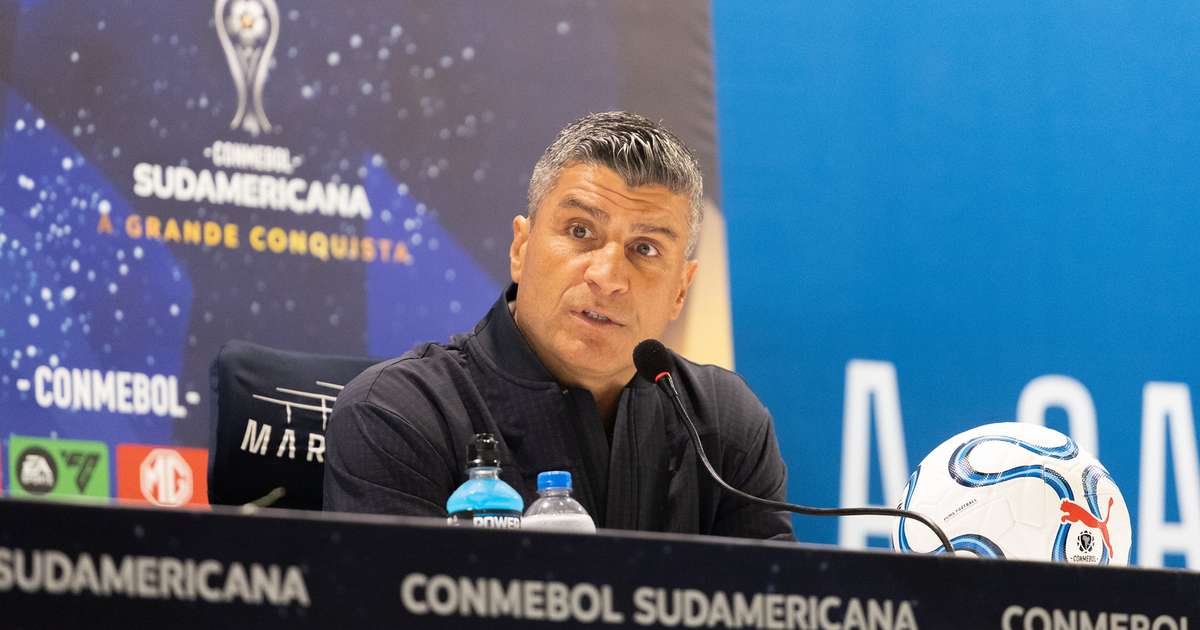 Pedro Emanuel prepara mudanças no time titular para Vasco x Corinthians