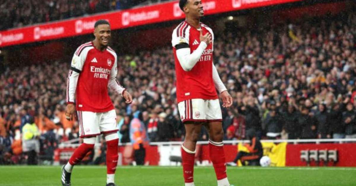 Arsenal vence Everton na Premier League com gol brasileiro