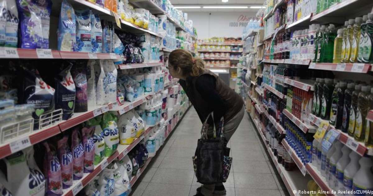 Argentina sob Milei: renda de 2 em cada 3 não chega até o fim do mês