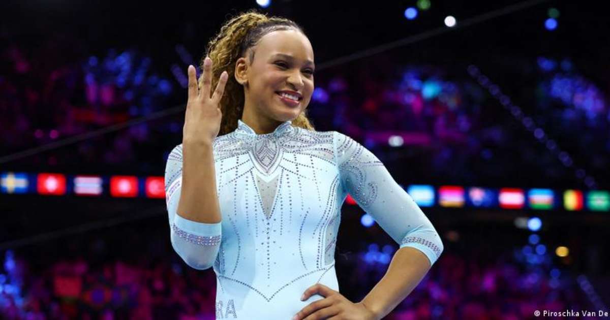 Rebeca Andrade conquista tricampeonato mundial no salto