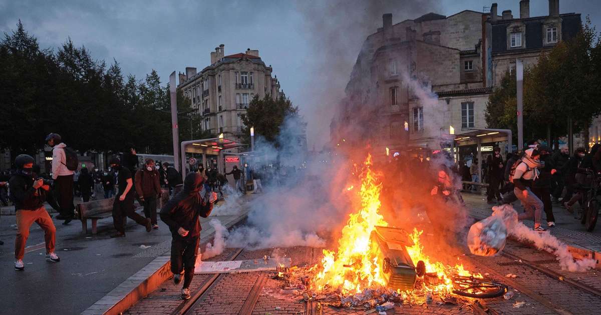Quase mil pessoas são presas após confrontos em mais um dia de protestos em massa na França