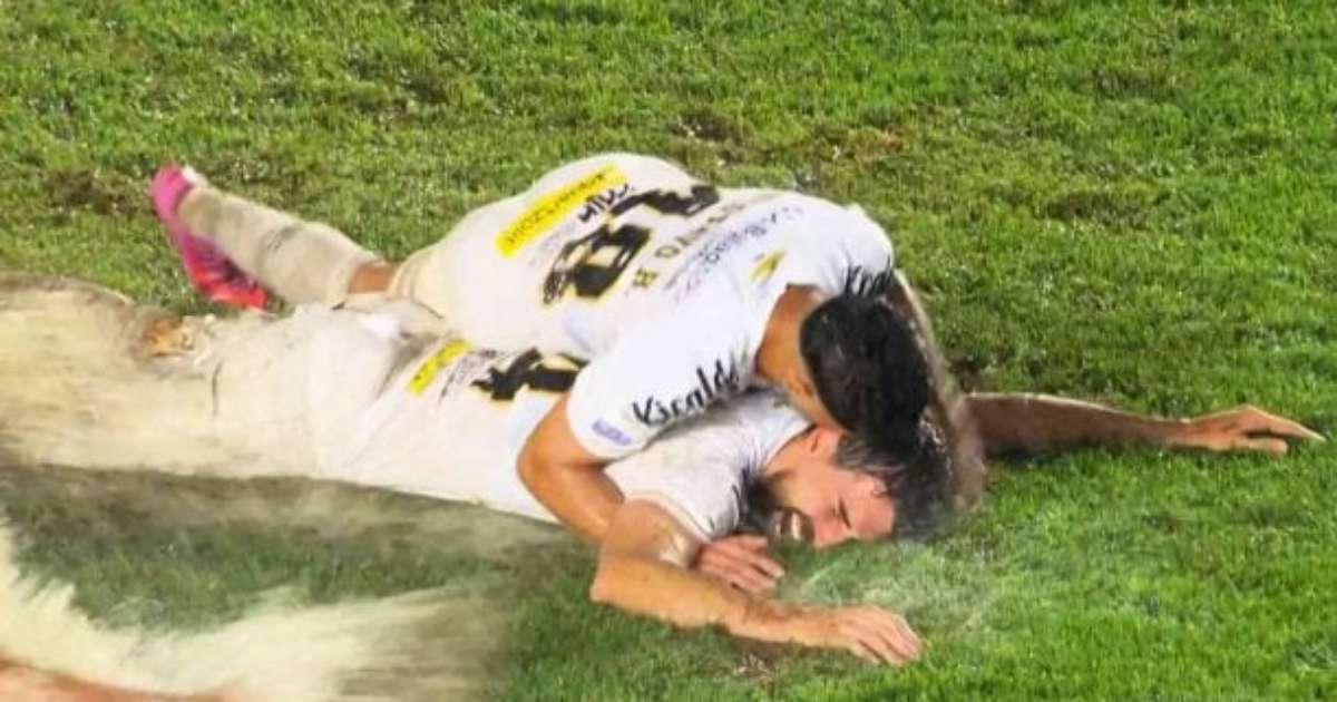 Com chuva, polêmica e expulsão de Neymar, Bahia empata com o Santos na Vila