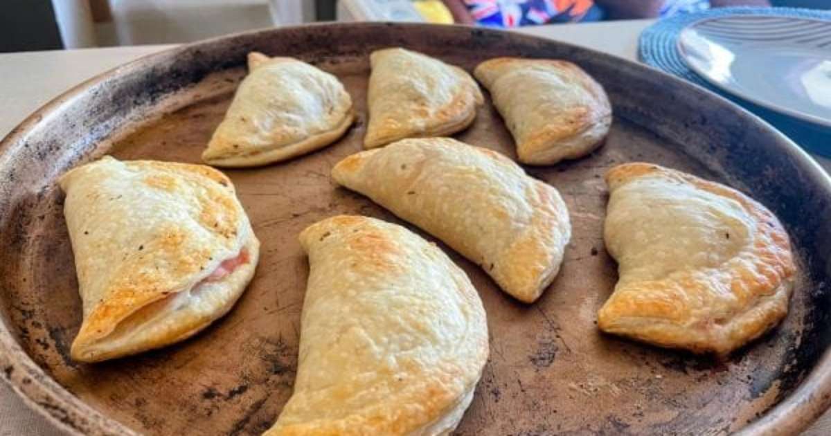 Imagem da notícia Pastel assado de frango cremoso: receita saudável e crocante que vai te fazer esquecer o frito