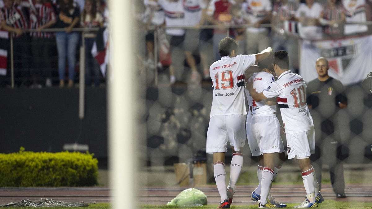 Torcedores do Santos lançam fogos em campo, e jogo é encerrado