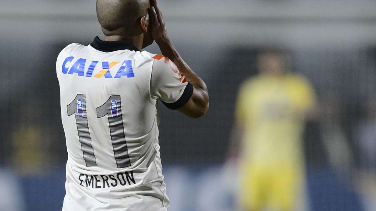 Fábio Santos lamenta empate sofrido, mas vê Corinthians em