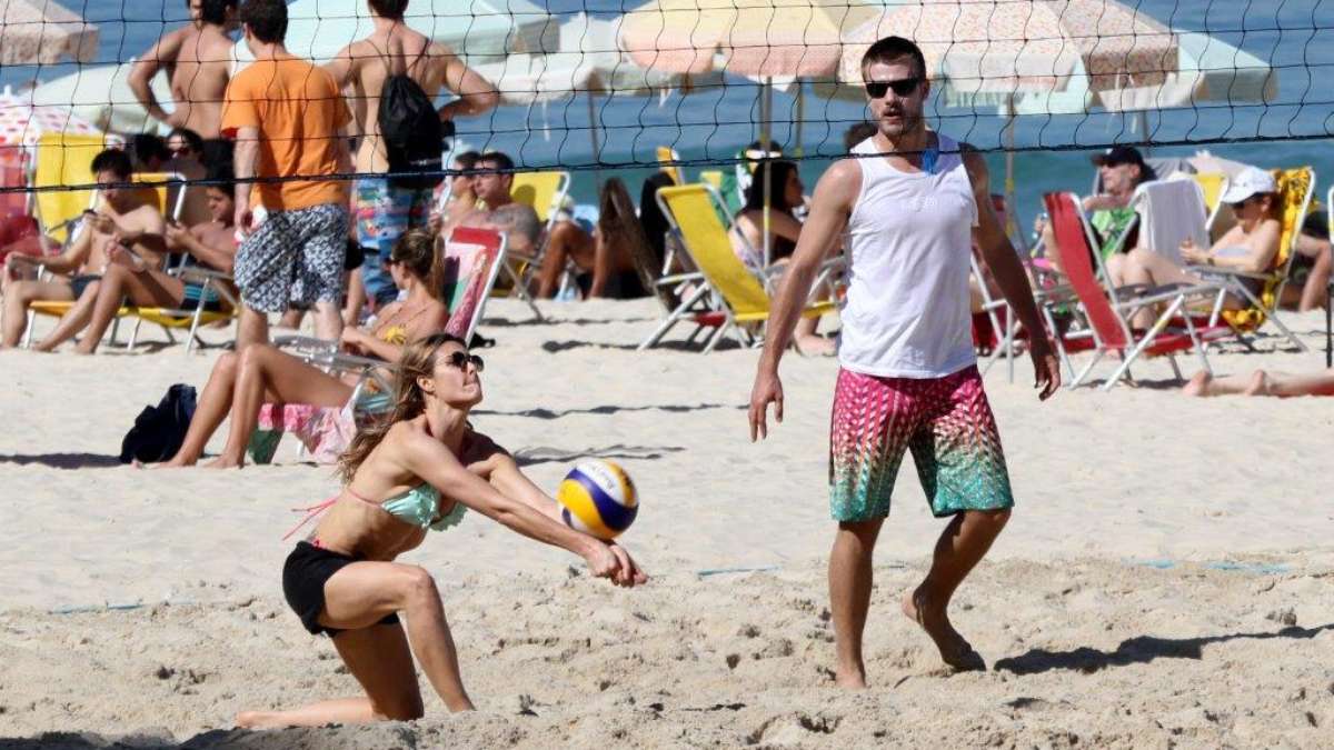 EGO - Fernanda Lima joga vôlei com Rodrigo Hilbert em praia do Rio -  notícias de Praia