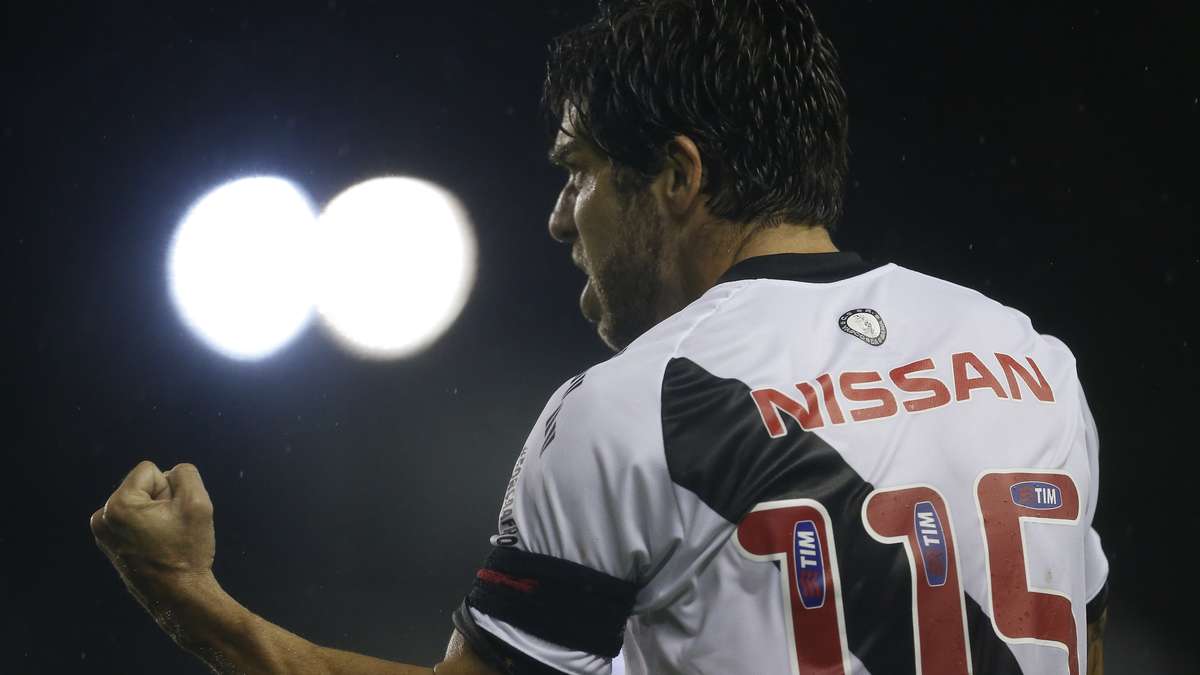 Juninho faz gesto de organizada do Vasco para torcida do Flamengo