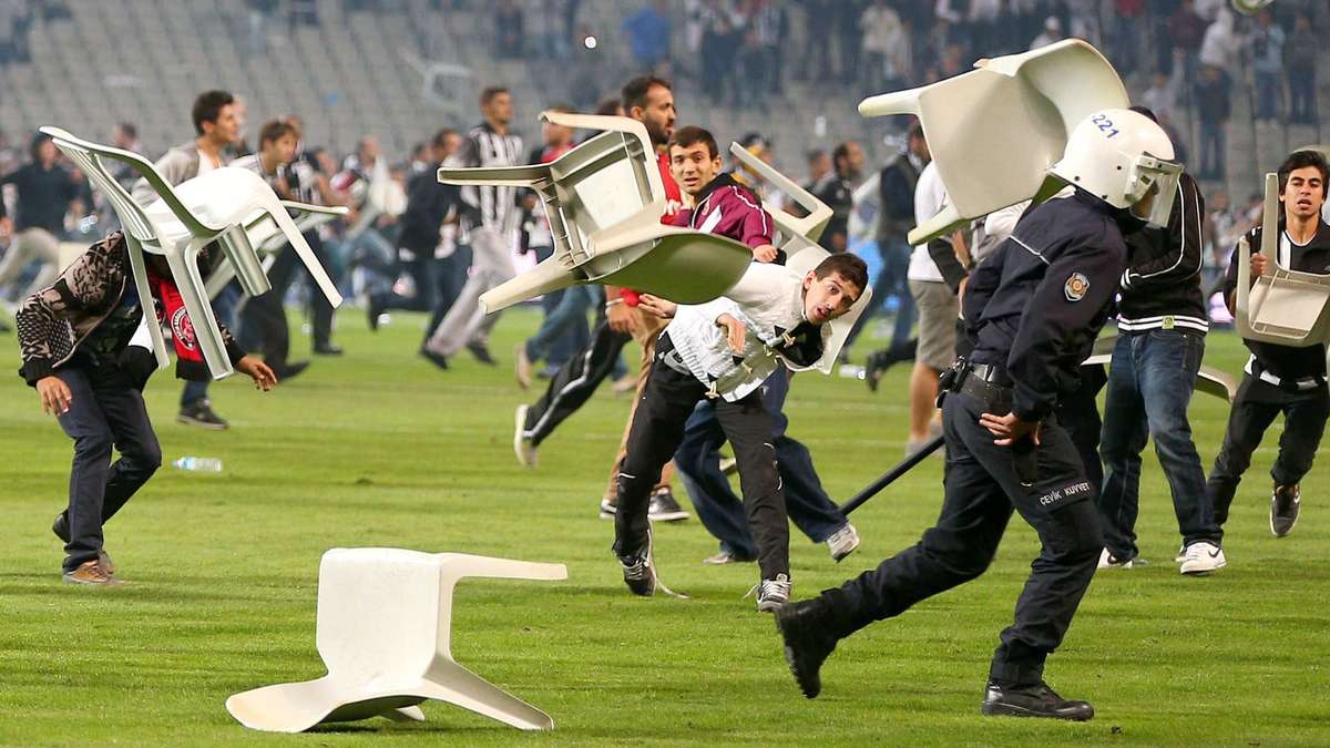 Felipe Melo provoca rivais, e torcida do Besiktas invade o campo na Turquia