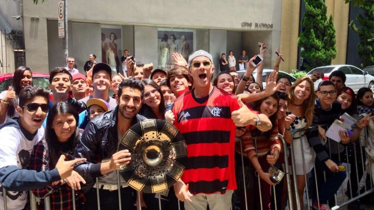 De uniforme, Red Hot Chili Peppers toca em jogo de futebol americano