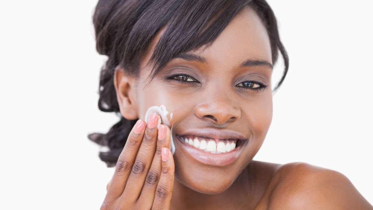 Apesar de oleosa, pele negra tamb&eacute;m sofre com ressecamento