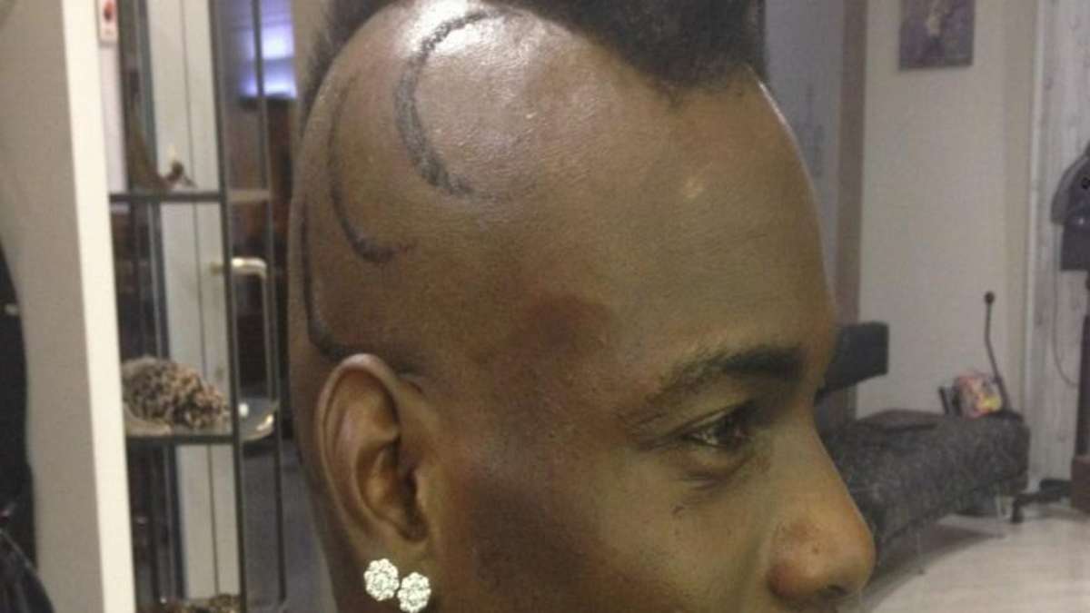 Mario Balotelli exibe cabelo novo com desenho tribal e listras