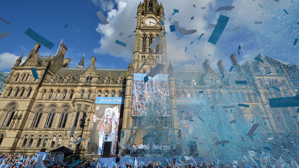 Torcida do Manchester City festeja título até o sol raiar