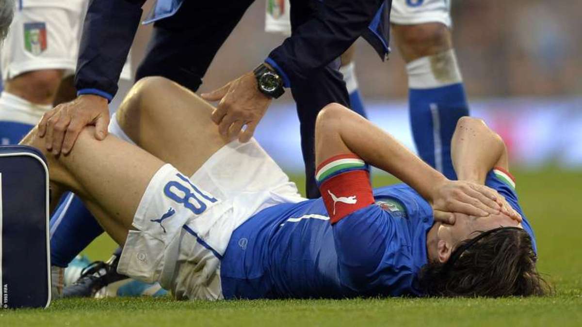 Relação das lesões sofridas por jogadores de futebol com o excesso de  treinamento e competições