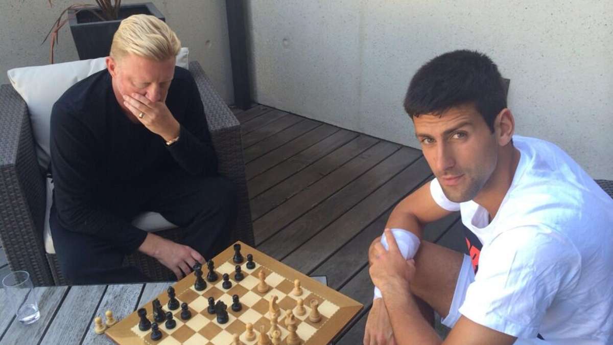 Concentrado, Djokovic joga xadrez com Becker antes de final