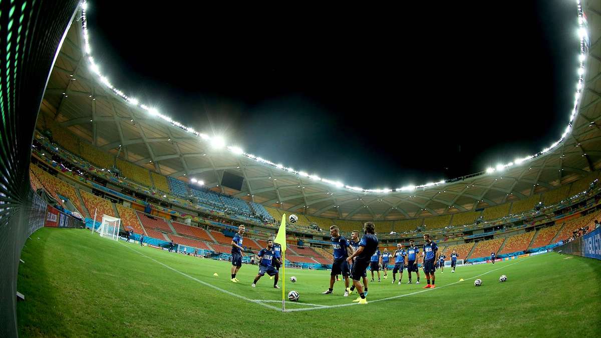 Homem mulher e jogando futebol no campo do estádio gramado e ambiente  natural em jogo de competição e desafio amigos de fitness esportistas e  jogadores de futebol em treinamento de bola de